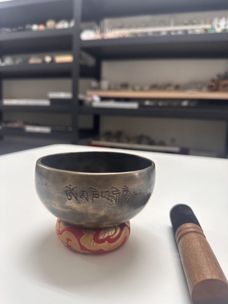 水晶缽消磁法:將水晶礦石置於水晶缽內，敲動水晶缽使其發出強大聲波，藉由聲波的震動頻率，調整磁場達到淨化晶石能量的功效。